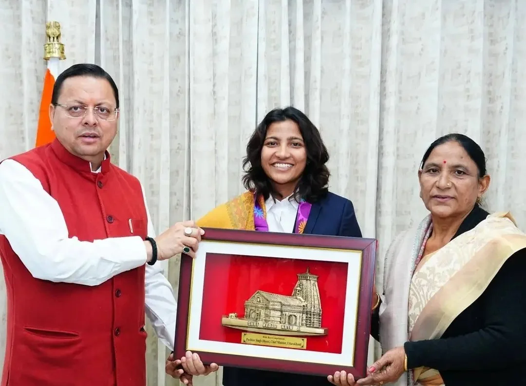 Pushkar Singh Dhami felicitating Sneh Rana of Women's World Cup team