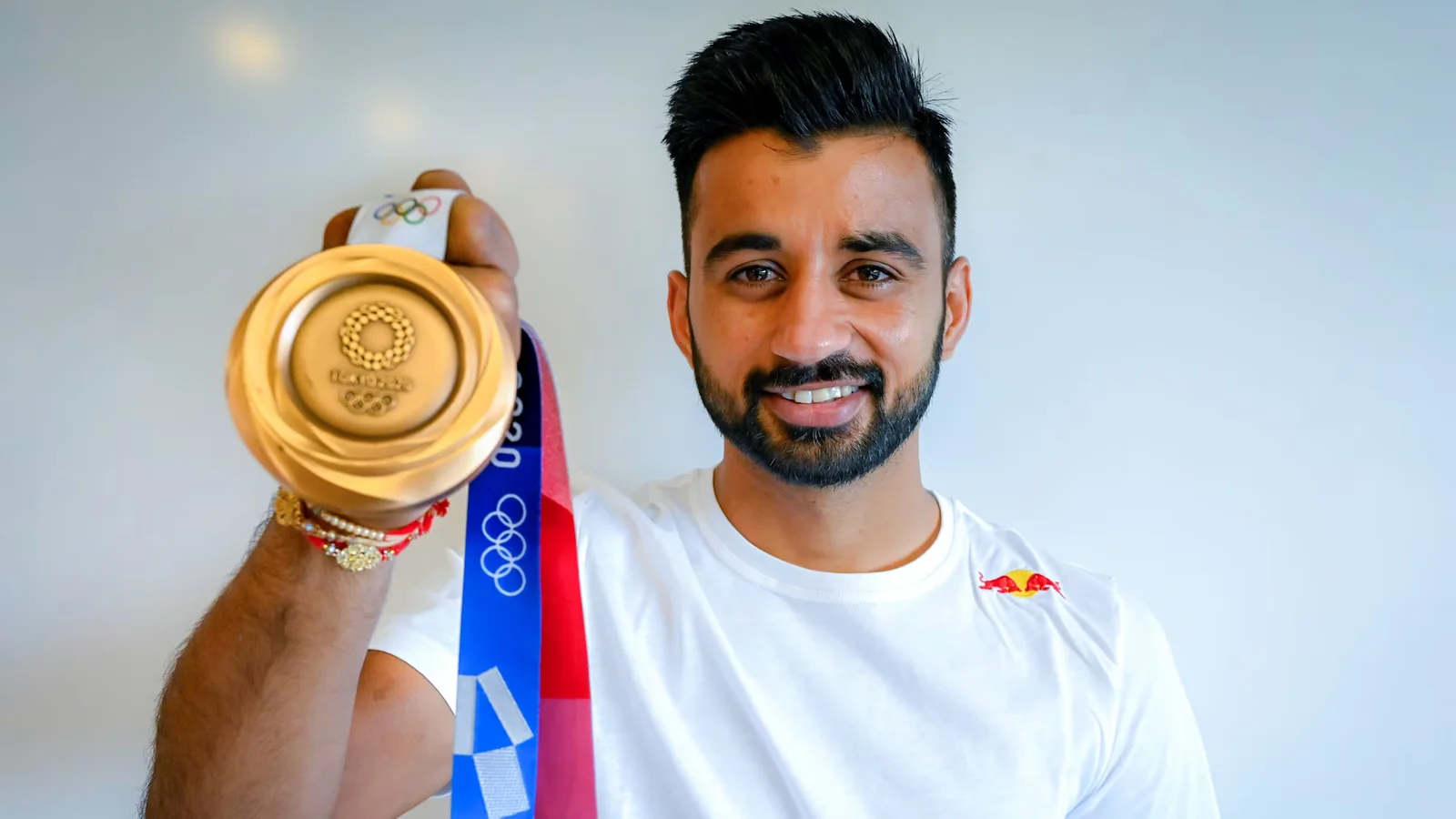 Manpreet Singh receives the Player of the Match award on his record 413th cap during the IND vs PAK FIH Hockey Pro League match in London