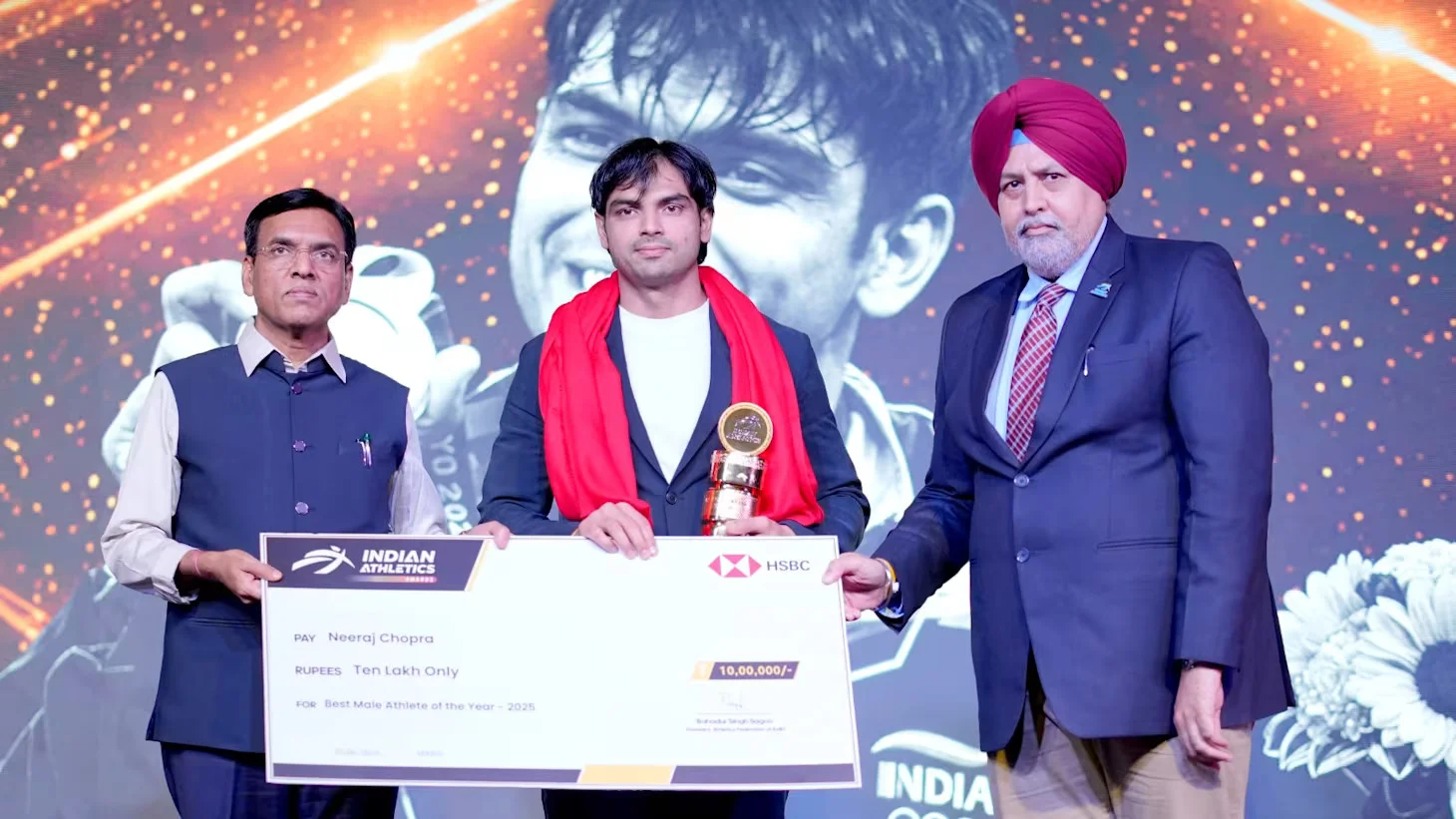 Neeraj Chopra and Parul Chaudhary receiving the AFI Best Athlete of the Year 2025 awards